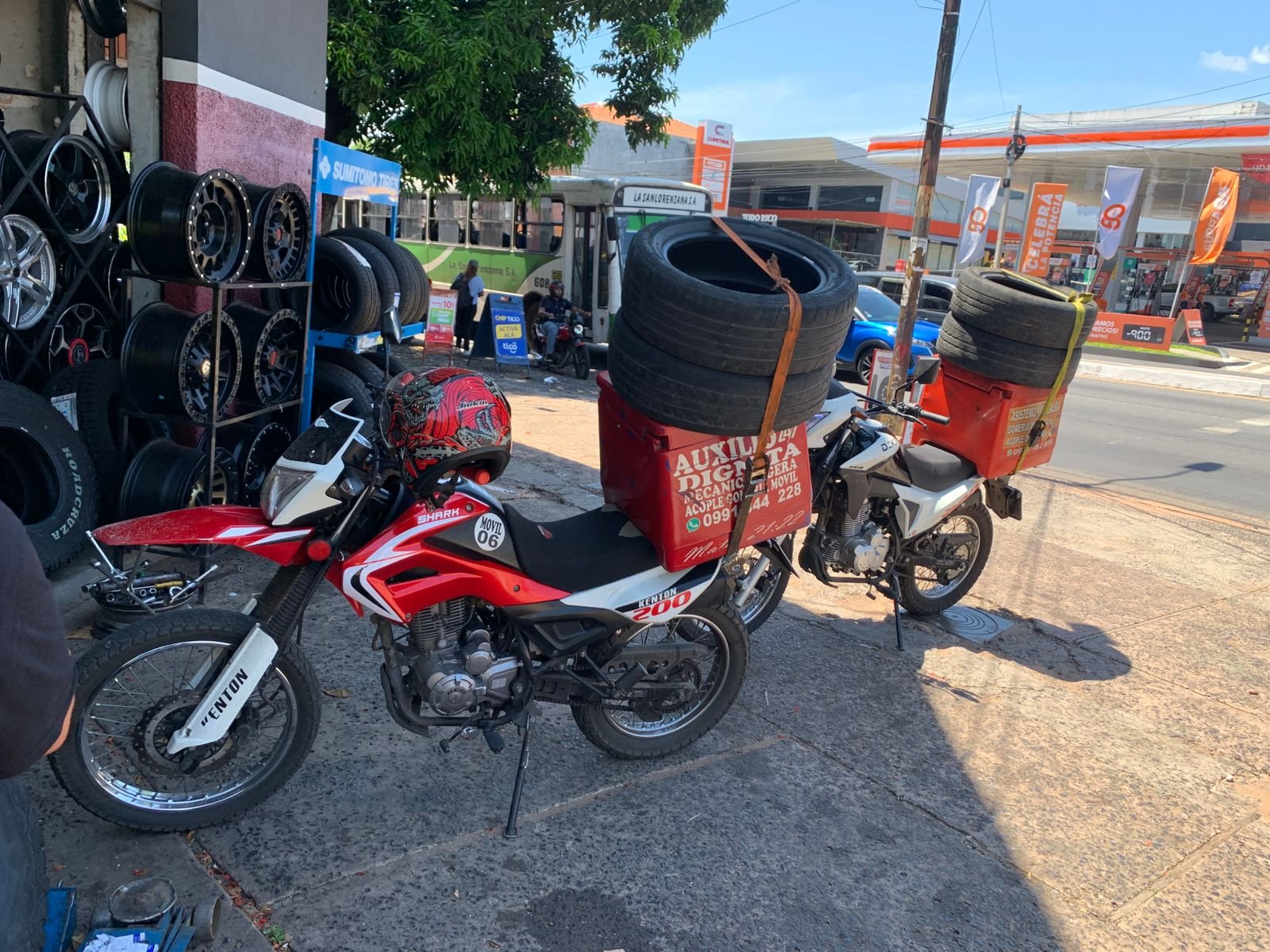 Motos preparadas con llantas de auxilio